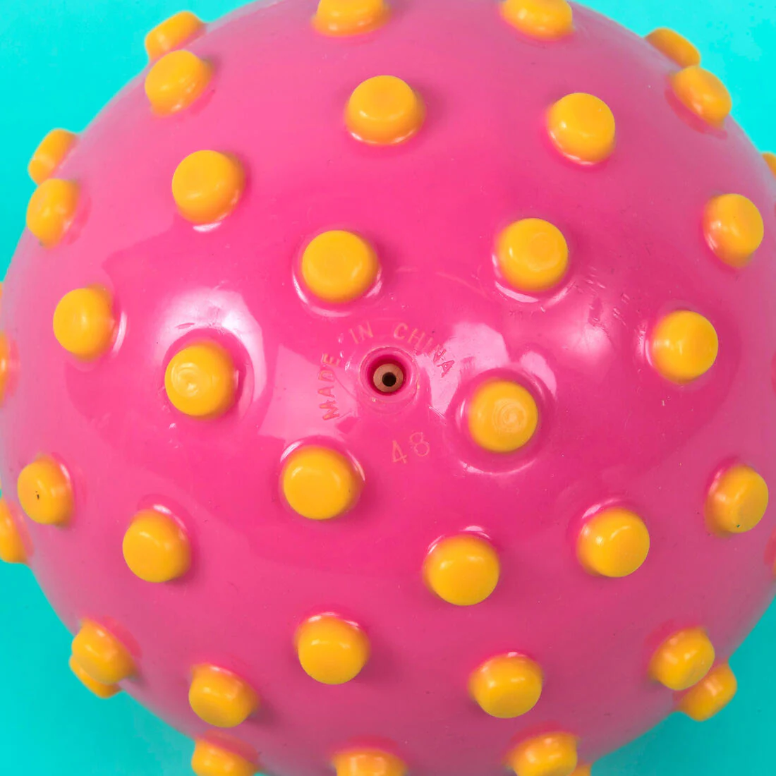Petit Ballon d'Eveil Aquatique Rose Et Picots Jaunes - Image 3